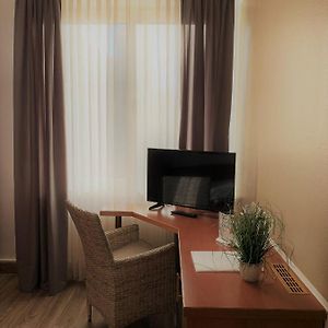 Zimmer mit Kingsize-Bett