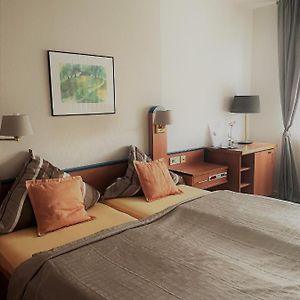 Zimmer mit Kingsize-Bett